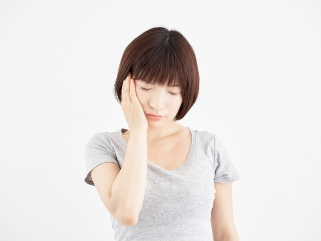 顔が痛い女性